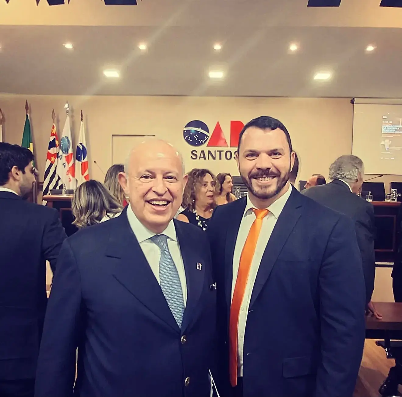 Edson Rodrigues Eduardo em encontro institucional com outro participante